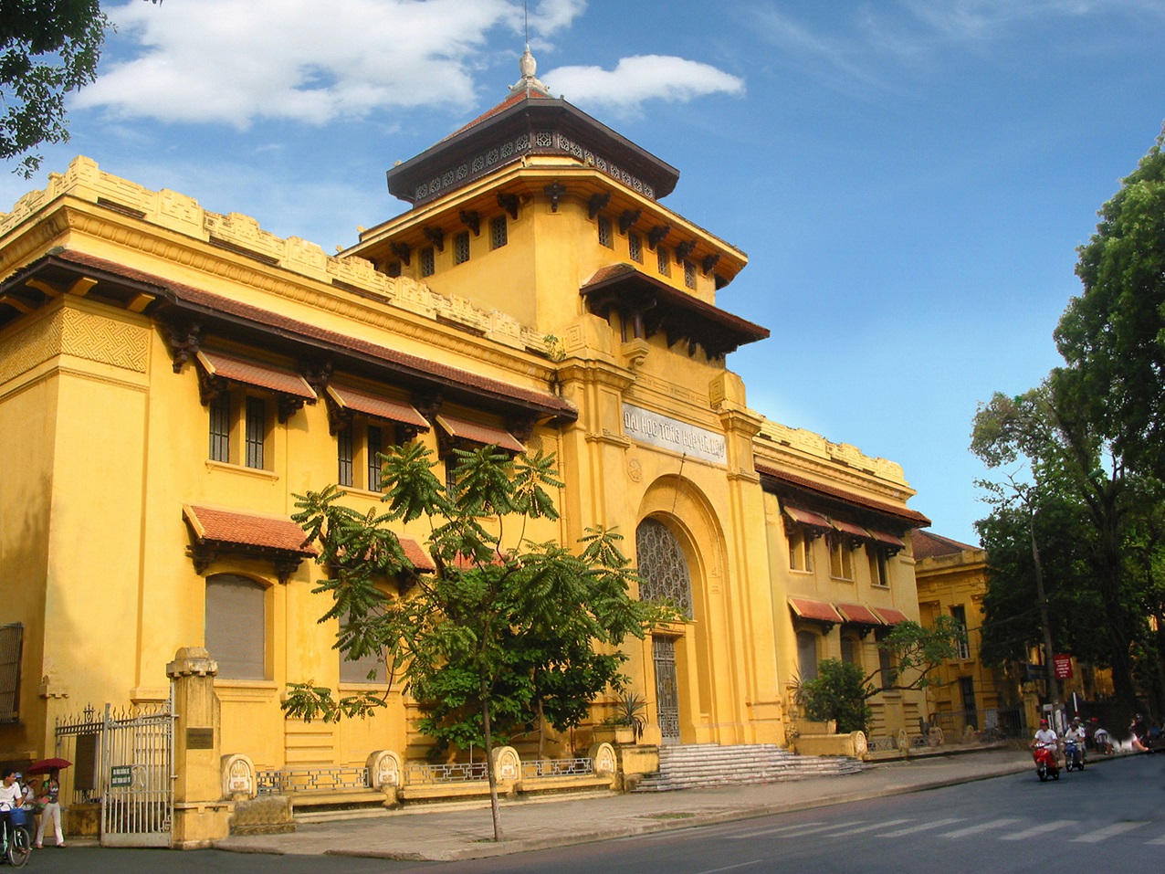Lịch sử hình thành và phát triển Trường Đại học Khoa học Xã hội và Nhân văn