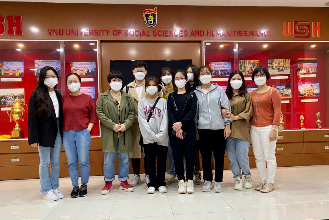 Sinh viên khoa Quốc Tế học thăm quan Bảo tàng Nhân học và Phòng truyền thống