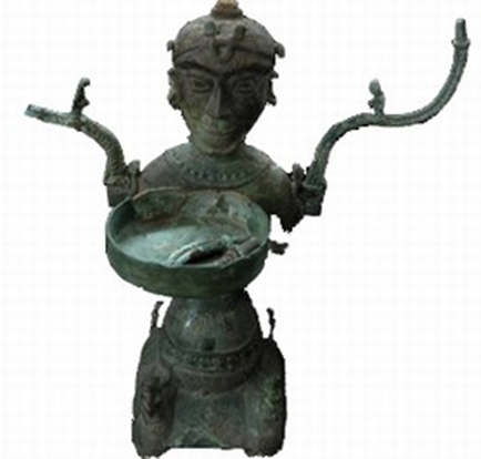 Cây đèn đồng hình người quỳ